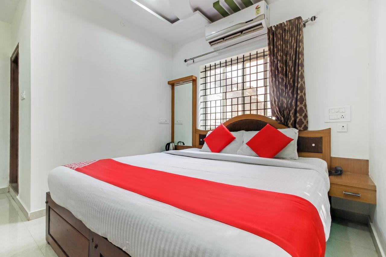 Oyo 28303 Yesh Comforts Hotel Madikeri Exterior foto
